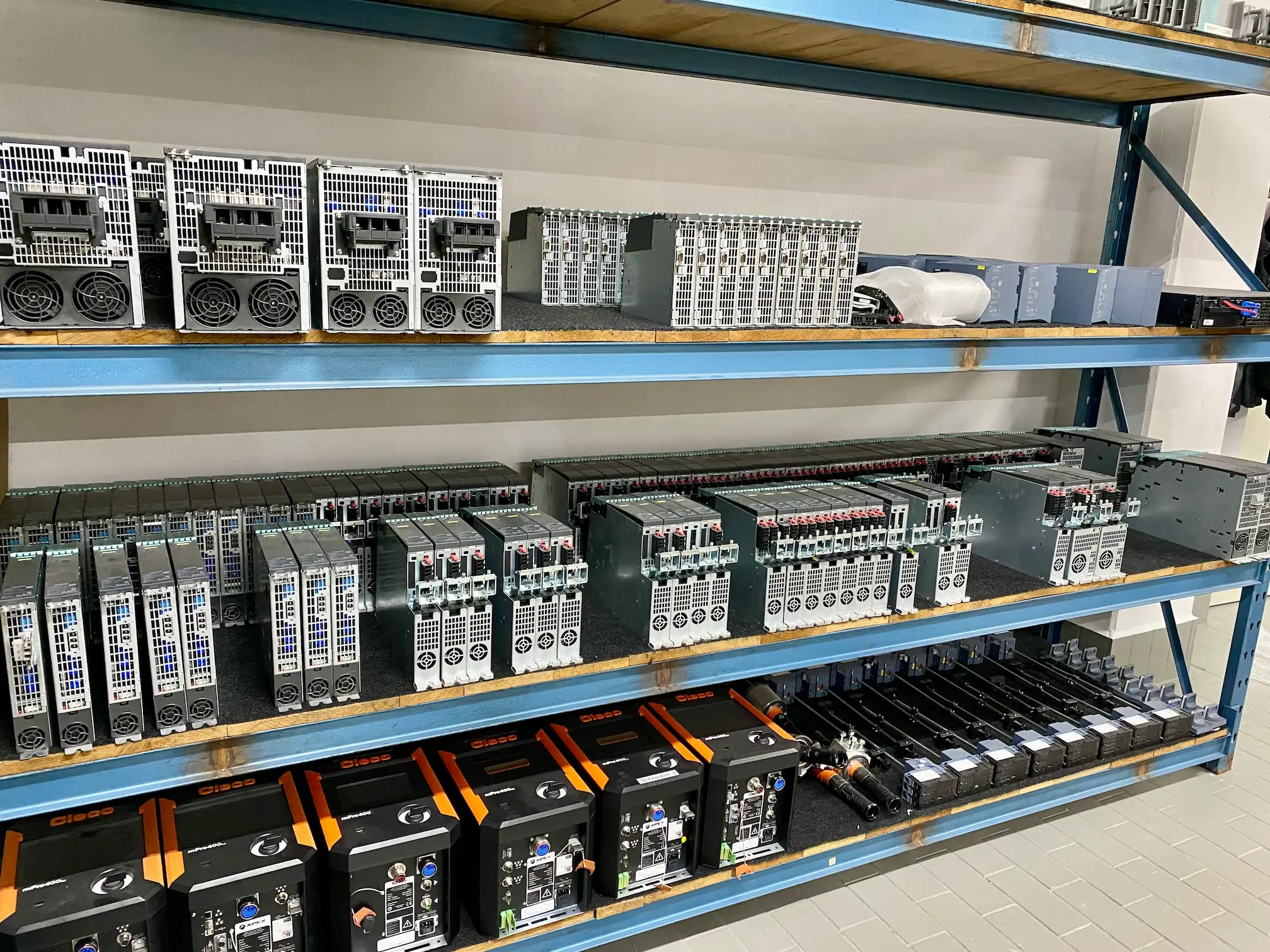 Gebrauchte Industrieelektronik im Lagerregal