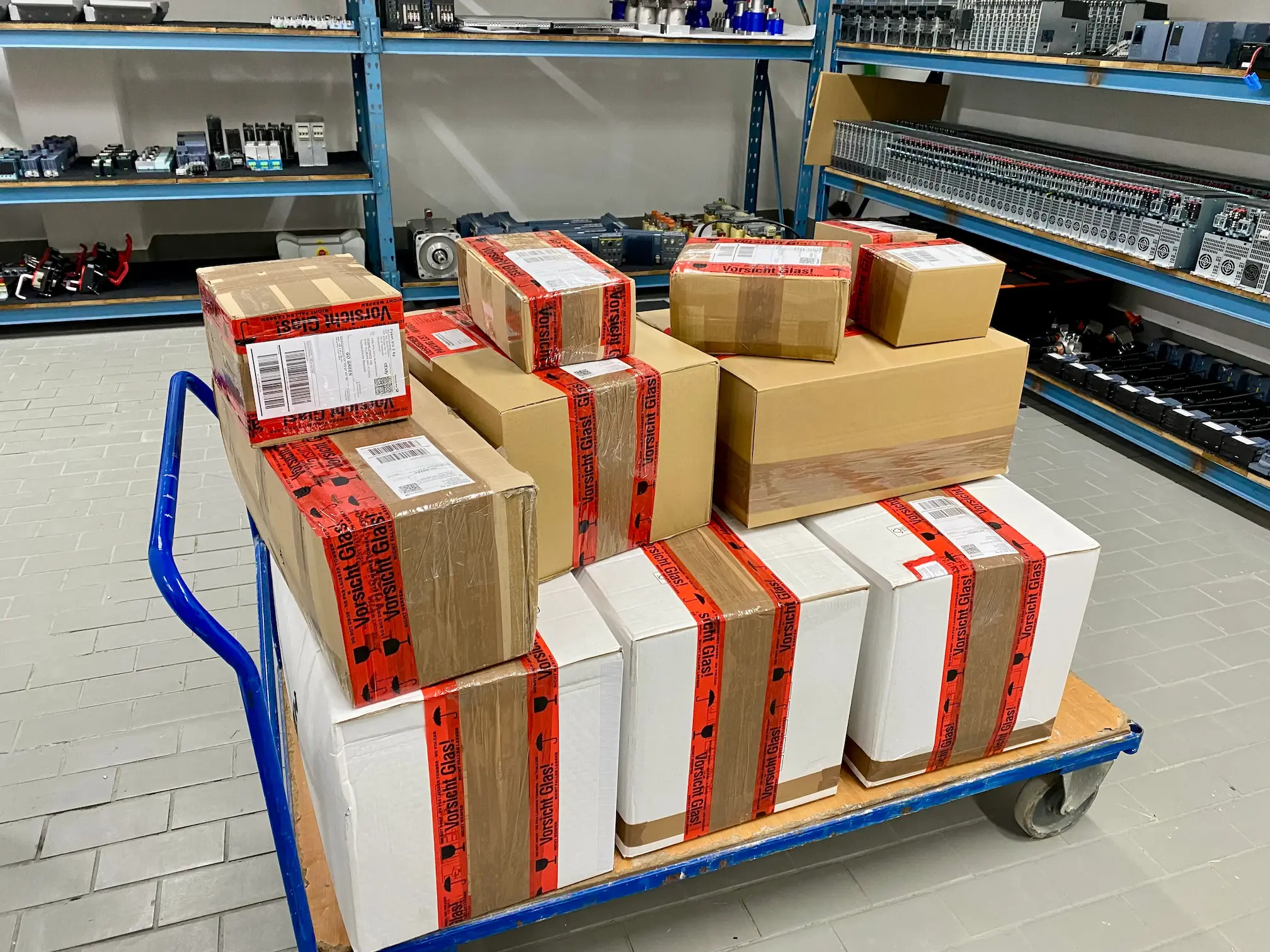 Verpackte Komponenten auf Transportwagen