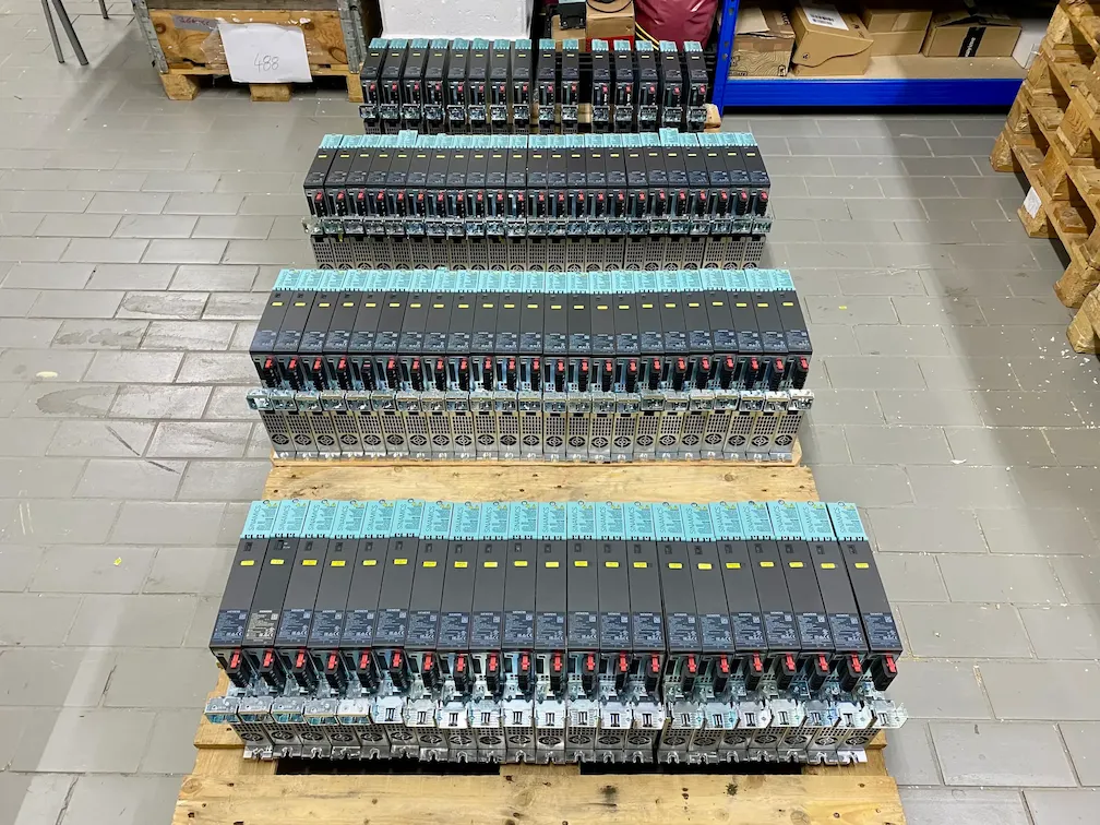 Gebrauchte industrielle Servoantriebe und Servomotoren auf Lagerpalette