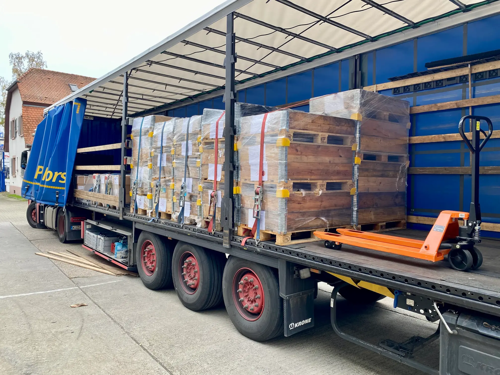Beladener LKW mit industriellen Lagerbeständen