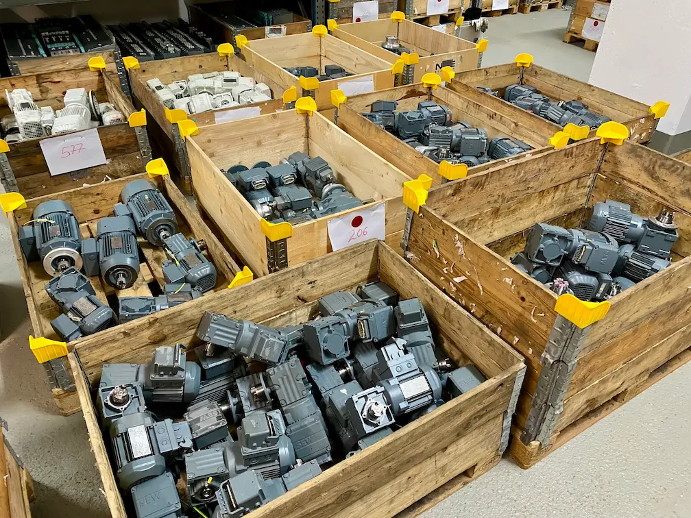 Elektromotoren in Holzkisten kommissioniert